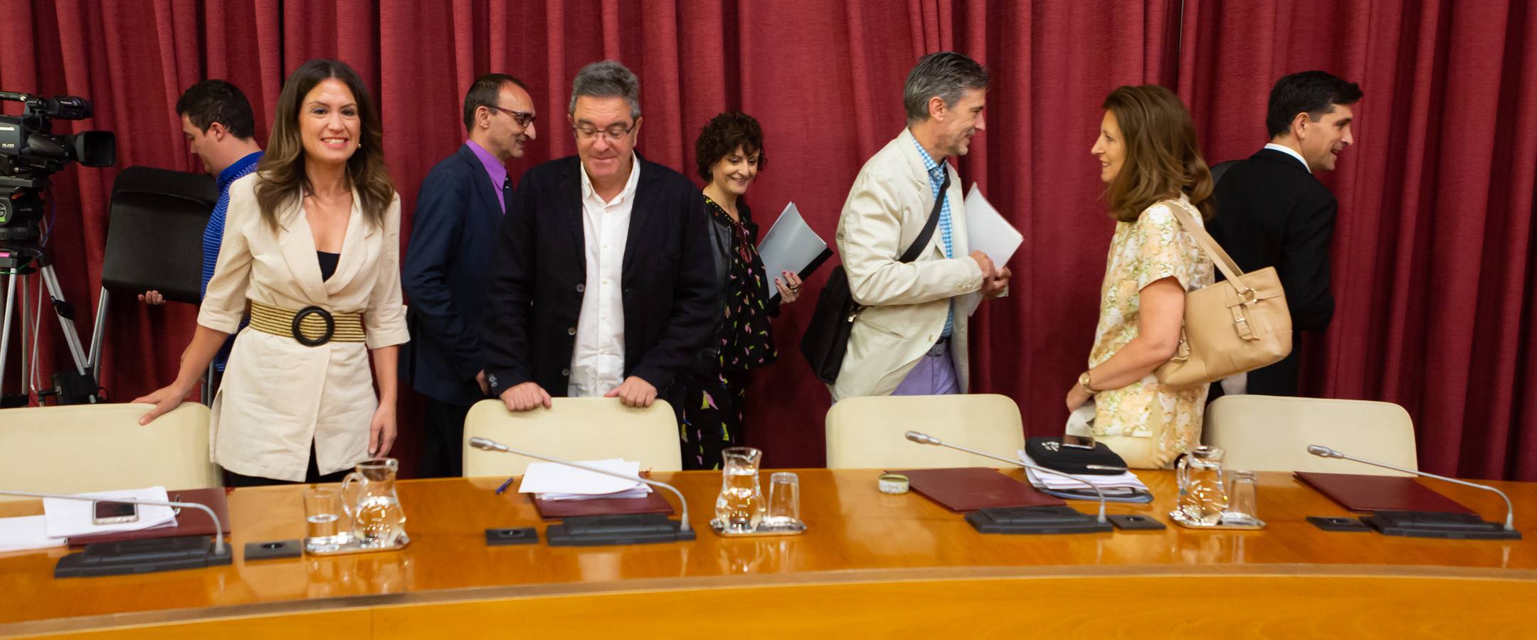 Fotos: Los gestos, los saludos las conversaciones en el Pleno del Ayuntamiento de Logroño