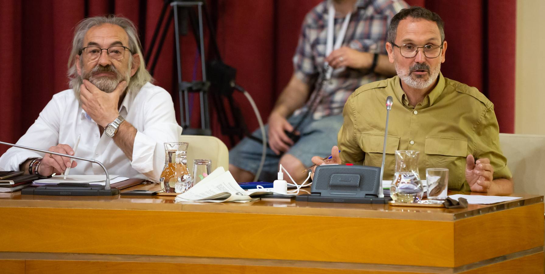 Fotos: Los gestos, los saludos las conversaciones en el Pleno del Ayuntamiento de Logroño