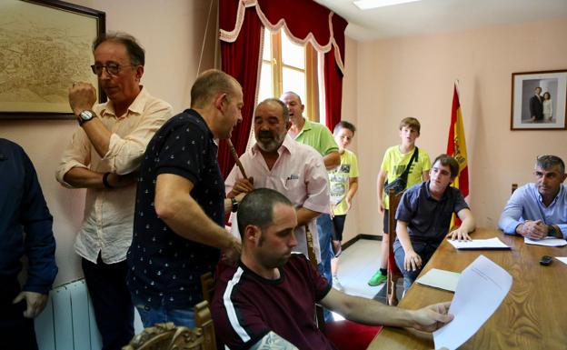 Momento en el que le entrega la vara de alcalde al nuevo primer edil. 