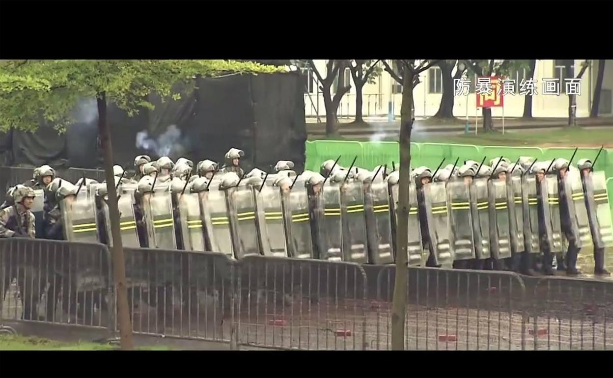 Fotograma del vídeo donde el Ejército chino advierte a los manifestantes de Hong kong de que utilizará la fuerza contra las protestas.