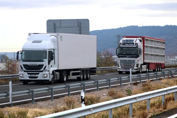 Camiones circulando por la AP-68, en una imagen de diciembre del 2017, el primer día en el que se prohibió su circulación por la N-232.