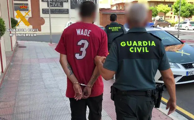 El detenido, vecino de Miranda de Ebro, tras su detención en Logroño 