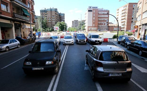 Imagen principal - Calles cortadas, plazas de parking improvisadas