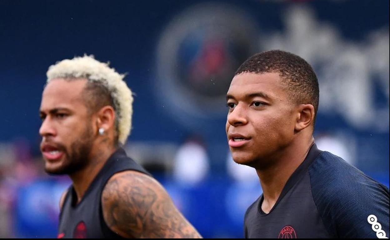 Neymar y Mbappé, durante una sesión de entrenamiento en Shenzhen (China). 