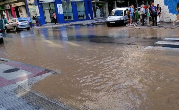 Imagen principal - Imágenes de cómo estaba la calle en los momentos en los que el agua no paraba de brotar.