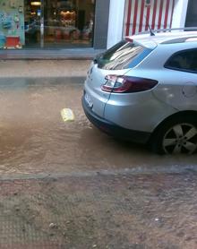 Imagen secundaria 2 - Imágenes de cómo estaba la calle en los momentos en los que el agua no paraba de brotar.