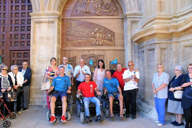 Los aventureros, junto a los priores de la Cofradía, Óscar San Román y Milagros Luzuriaga . :: F. D.