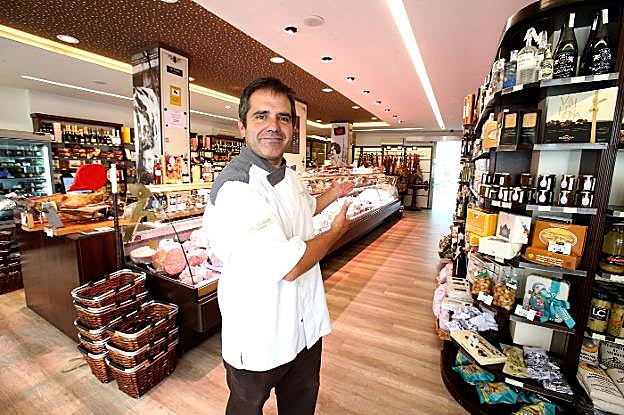 Javier de Torre muestra su comercio de alimentación en la calle García Morato. :: juan marín