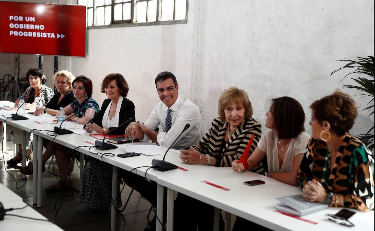 El presidente del Gobierno en funciones, Pedro Sánchez, durante la reunión con colectivos sociales.