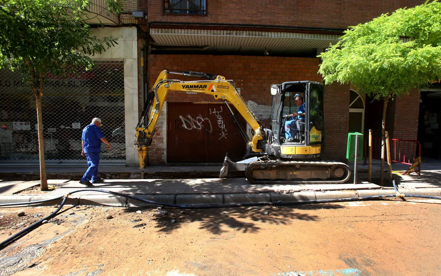 Operarios municipales, abriendo la zanja para la renovación de las tuberías.