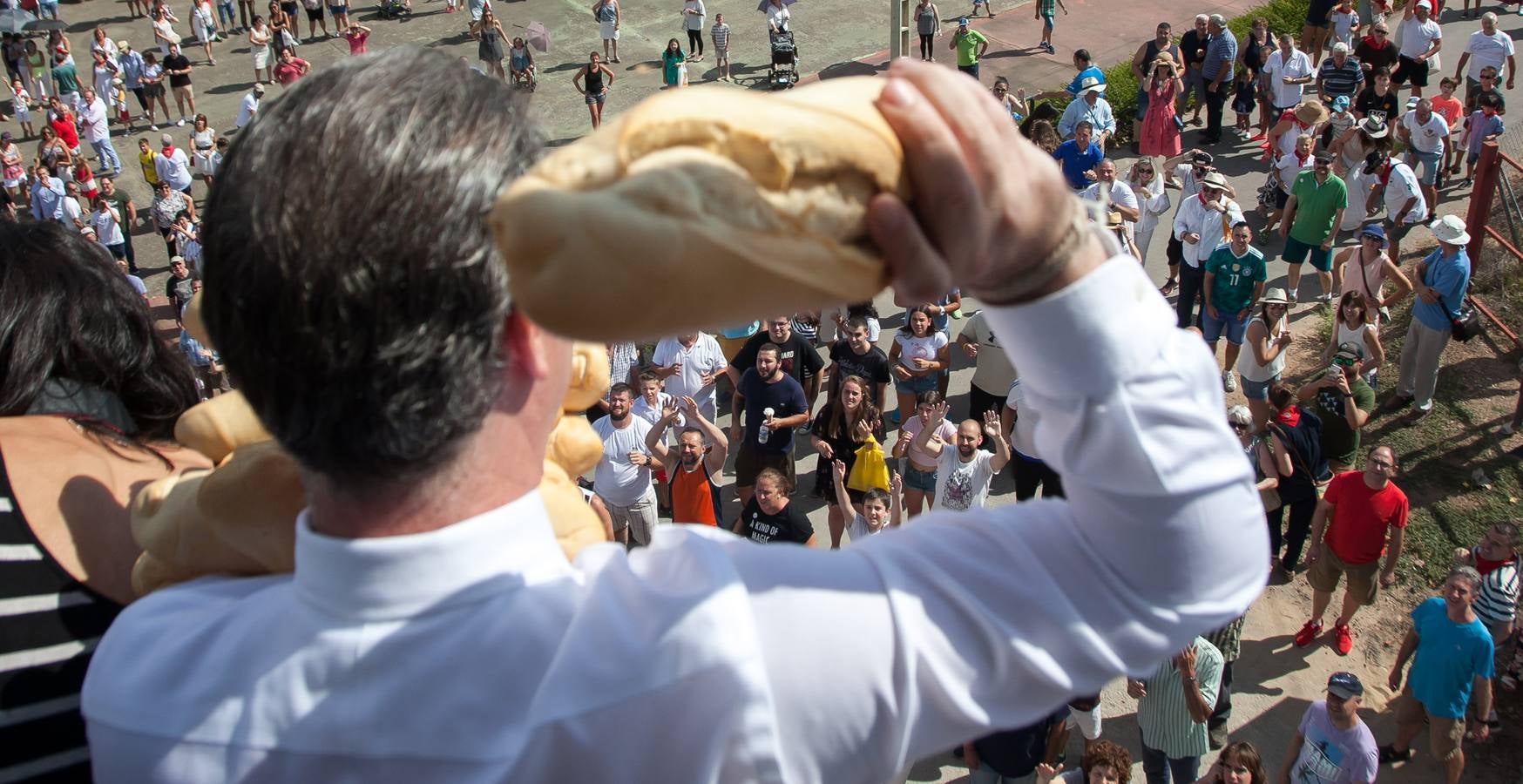 Fotos: Las imágenes del lanzamiento del pan y el queso en Quel