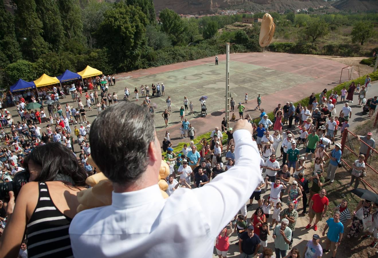 Fotos: Las imágenes del lanzamiento del pan y el queso en Quel