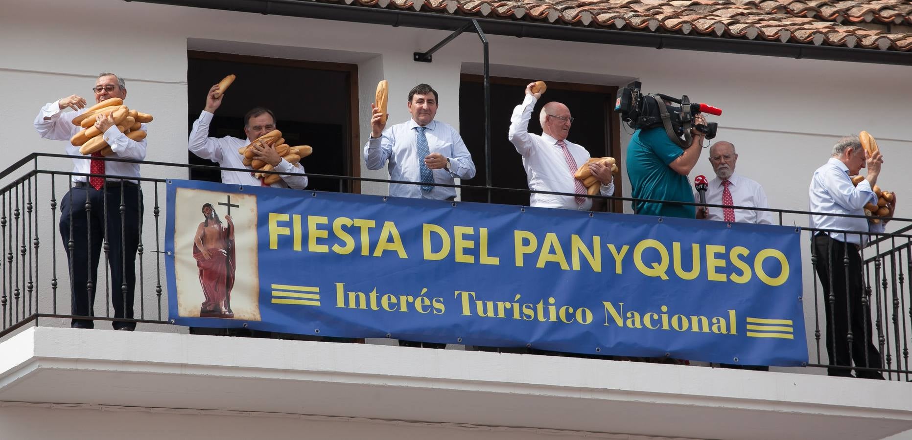 Fotos: Las imágenes del lanzamiento del pan y el queso en Quel