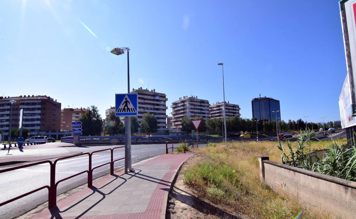 Paso de peatones por donde cruzan los vecinos de Los Lirios para pasar al otro lado de la ciudad. 