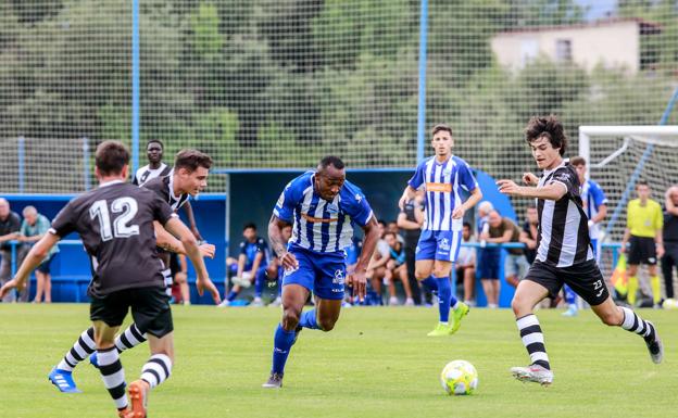 Un instante del partido entre el Alavés B y el Haro