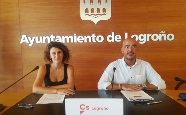 Los ediles de Cs, Rocío Fernández e Ignacio Tricio, en la rueda de prensa de esta mañana.