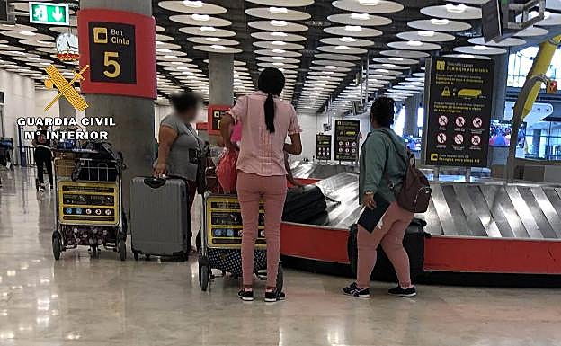 Imagen principal - Arriba, la jefa del grupo con dos víctimas recién llegadas a España. Abajo, dos detenidos. 