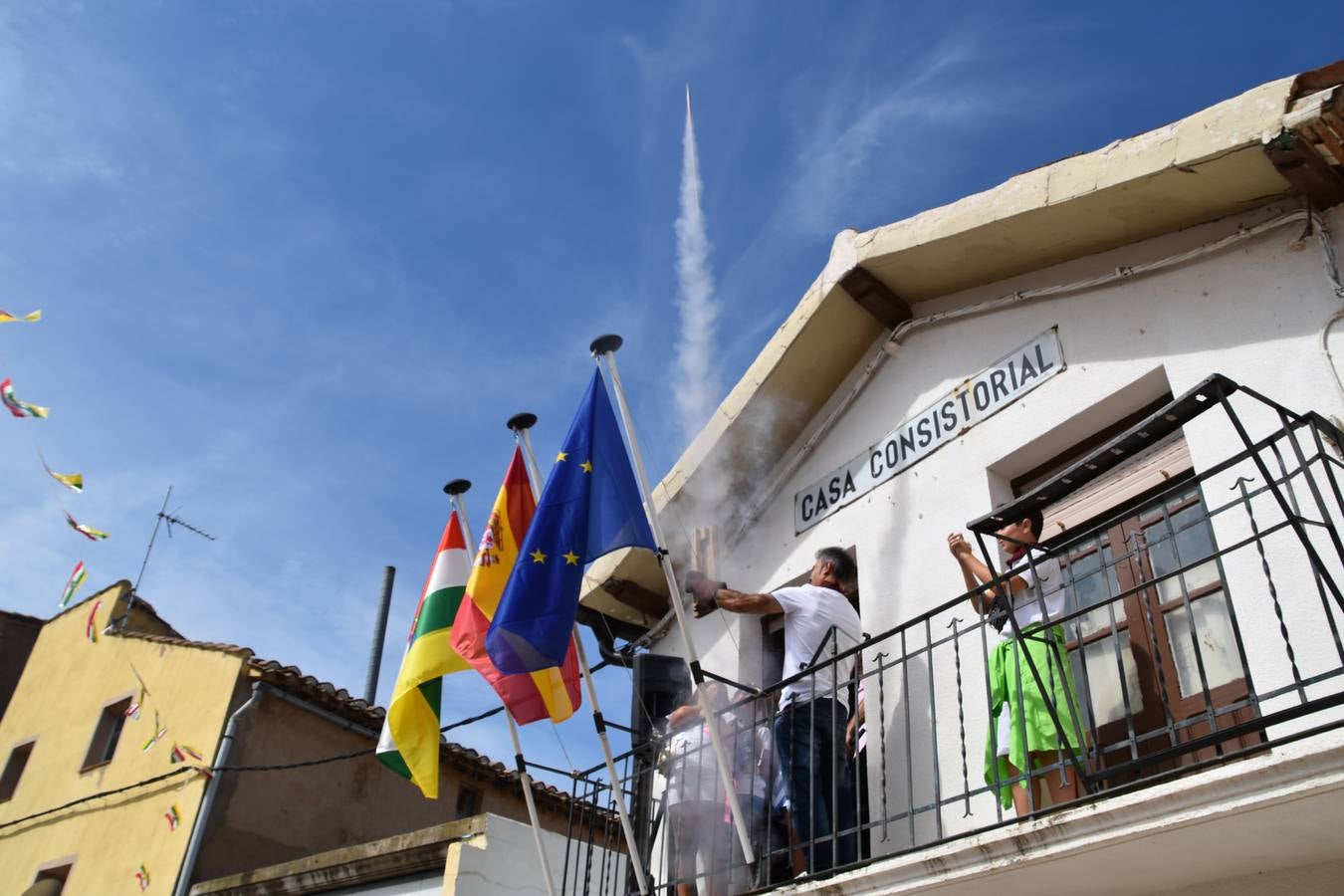 Reyes de fiestas, autoridades y niños, con su pañuelo.