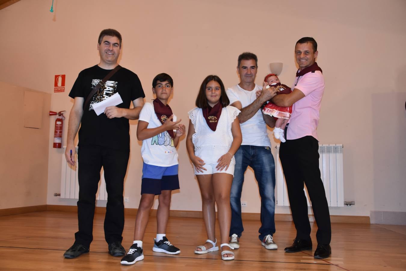 Reyes de fiestas, autoridades y niños, con su pañuelo.