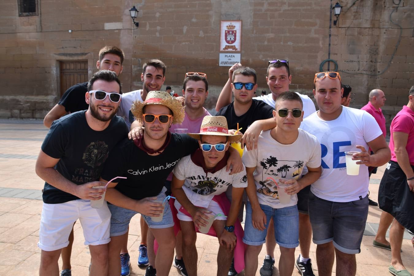 Reyes de fiestas, autoridades y niños, con su pañuelo.