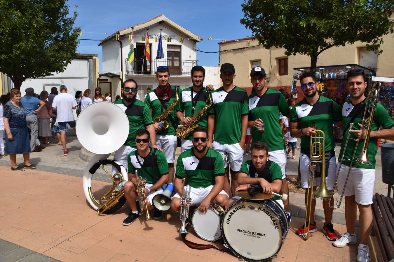 Reyes de fiestas, autoridades y niños, con su pañuelo.