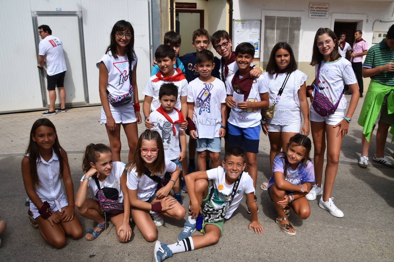 Reyes de fiestas, autoridades y niños, con su pañuelo.