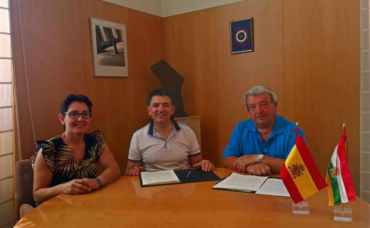 Firma del convenio entre el Gobierno de La Rioja y Ajamil de Cameros, municipio al que pertenece Torremuña.