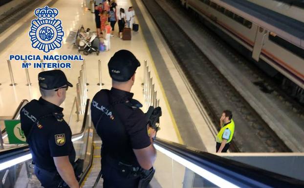 Dos agentes vigilan la estación de tren de Logroño. 