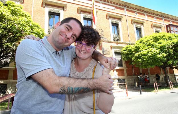 Gabriel y Estíbaliz, felices delante de la Delegación de Defensa, donde él trabaja desde el 15 de julio. 