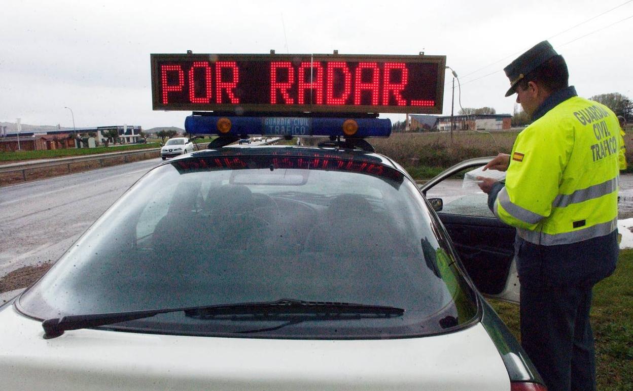 Un agente de la Guardia Civil, en un control de tráfico (imagen de archivo).