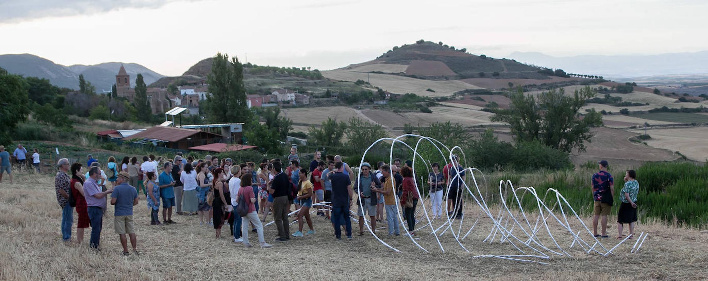 Cuatro artistas exploran con el terreno y dejan su huella en una invitación a la reflexión sobre la intervención humana en el planeta.