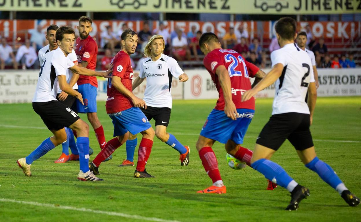 Chaco trata de controlar el balón en el área del Burgos. 