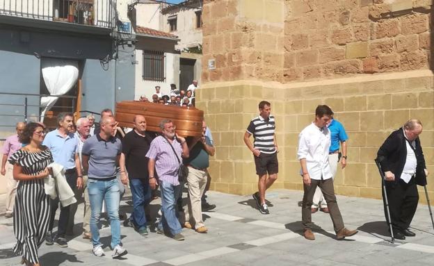 Los arnedanos llevan a hombros a don Luis, su cura durante medio siglo, a la iglesia de San Cosme y San Damián a su funeral en cuerpo presente.