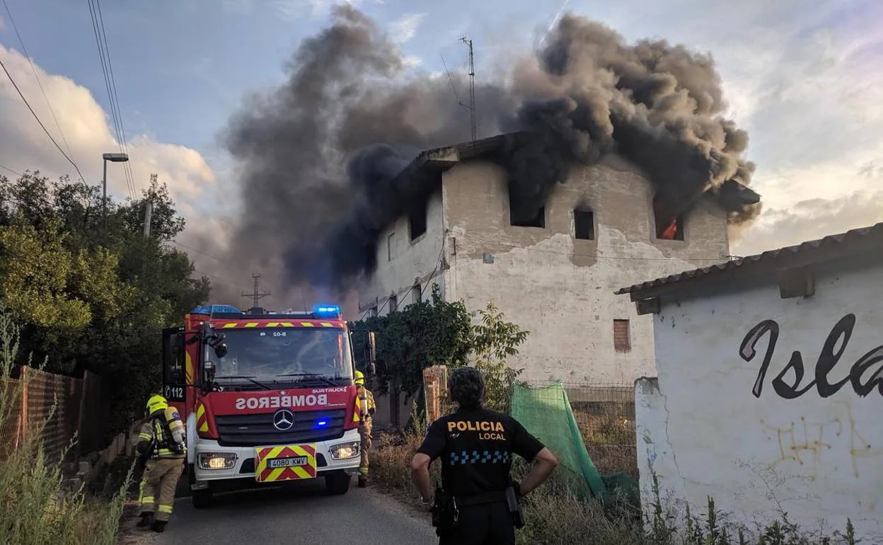 Aparatoso incendio en una casa abandonada de Logroño