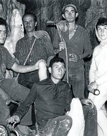 Imagen secundaria 2 - Imágenes de vecinos de Ortigosa visitando las cuevas días después de su descubrimiento