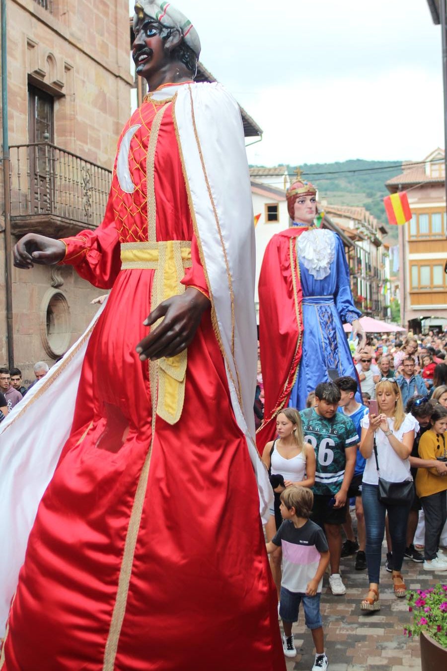 Fotos: Los gigantes y cabezudos toman Ezcaray