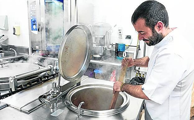 Preparación de uno de los platos.