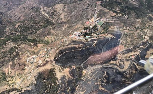 Las rachas de viento no permiten controlar el incendio en Gran Canaria que ha arrasado 1.500 hectáreas