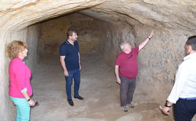 José Antonio Hernández Vera, durante la visita de Bretón y Sáez en el interior de uno de los habitáculos excavados en la roca.