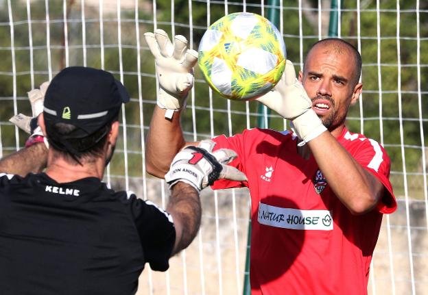 Rubén Miño se ejercita a las órdenes de Isusko Etxebarria en su primer día con la camiseta de la UD Logroñés.