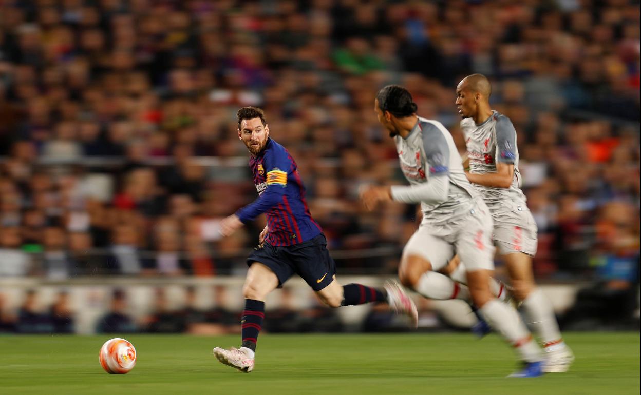Lionel Messi ante Virgil van Dijk, durante el duelo de ida de semifinales entre Barça y Liverpool.
