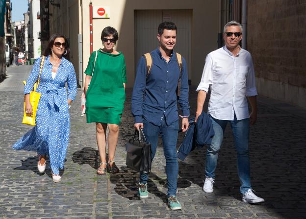 Sonrisas en las caras de los negociadores de Podemos (izquierda) y PSOE, el miércoles.