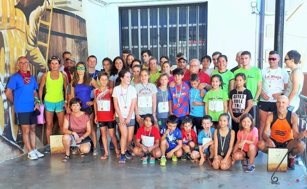 Foto de familia de todos los que se subieron al podio en las distintas categorías del cross. 