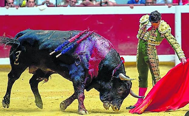 Extraordinario natural de Diego Urdiales a 'Absurdo', el cuarto zalduendo de la tarde. 