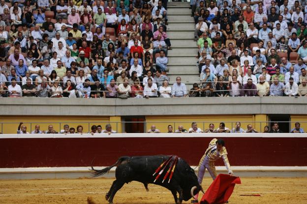 Imagen de archivo de una corrida de toros en Logroño. ::