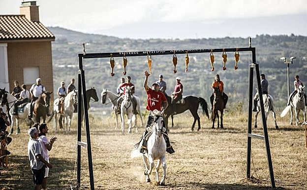 El jinete local César Aragón durante su concurso.