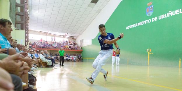 Zabala sale a la contracancha de un abarrotado frontón de Uruñuela. 