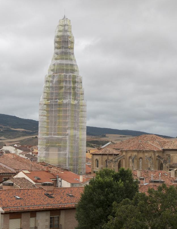 La torre exenta, totalmente envuelta para las obras. 