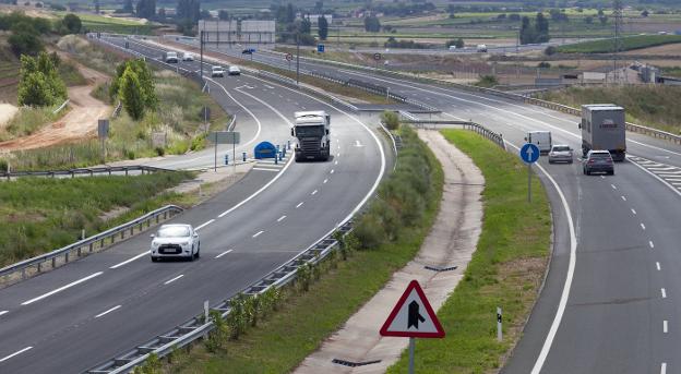 Vehículos transitando por la A-12, Autovía de Santiago, en el tramo entre Hervías y Hormilla.