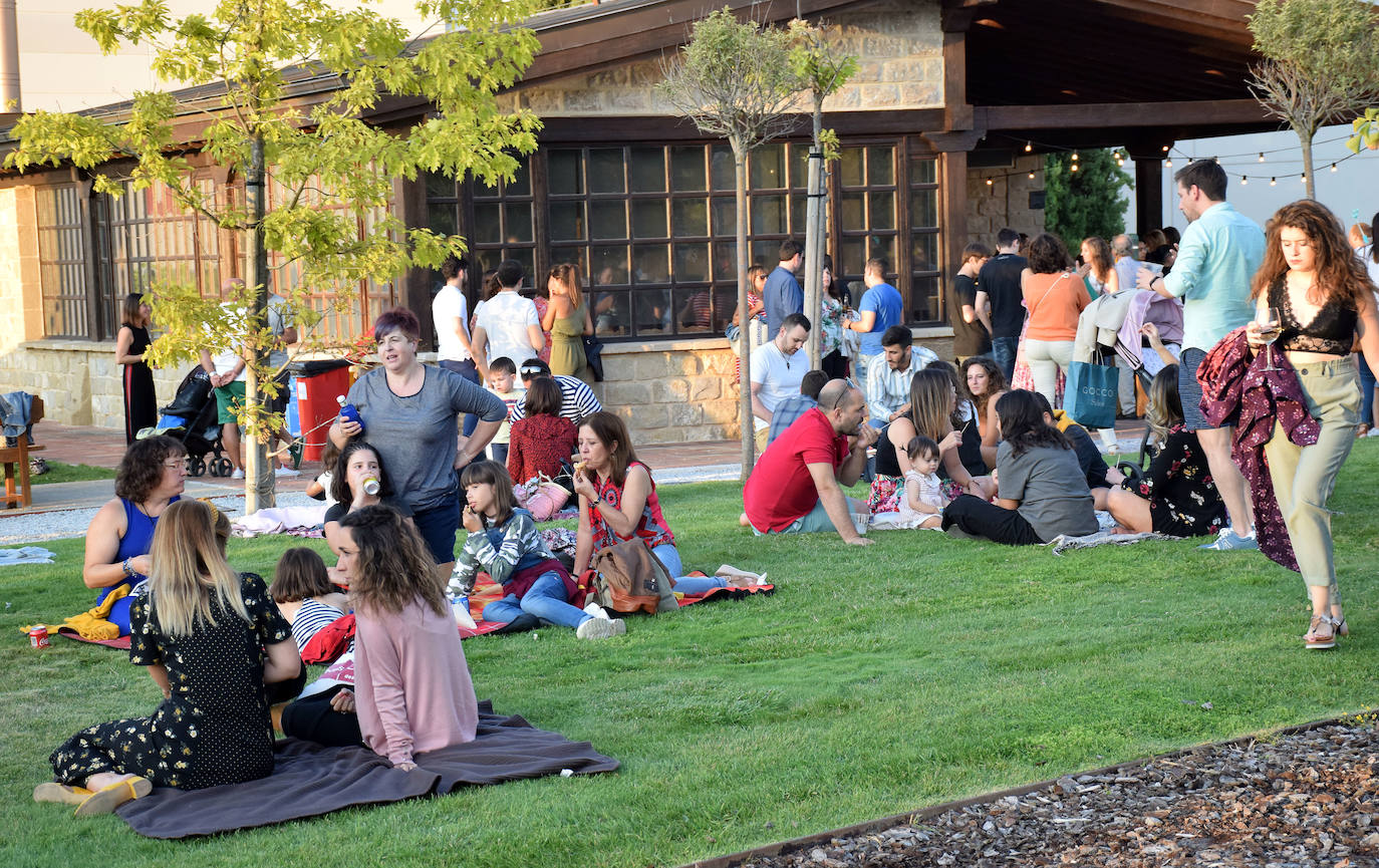 El museo Würth vivió anohe su tercera jornada musical del verano. Las propuestas musicales de los pinchadiscos Lourdes Madow y Mamily Men animaron la jornada al numeroso público que se acercó a la pradera de Agoncillo a disfrutar de la velada.